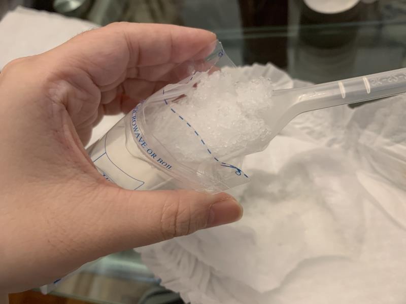 尿片冰種 - 將吸水珠珠放入袋中