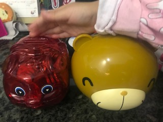 一張含有 個人, 室內, 小, 小孩 的圖片 自動產生的描述