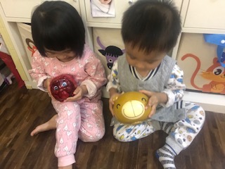 一張含有 個人, 室內, 小孩, 地板 的圖片 自動產生的描述