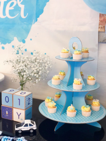 慶祝生日 - mini cupcakes , rice pop 和icing cookies