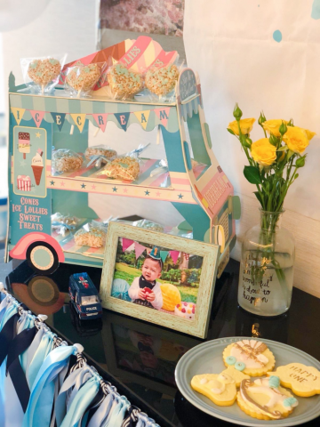 慶祝生日 - 甜品以藍色、黃色爲主