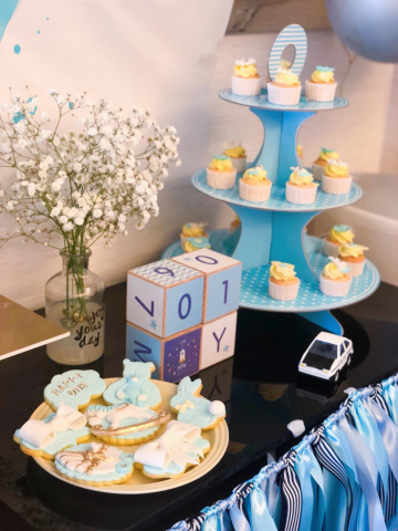 慶祝生日 - mini cupcakes , rice pop 和icing cookies