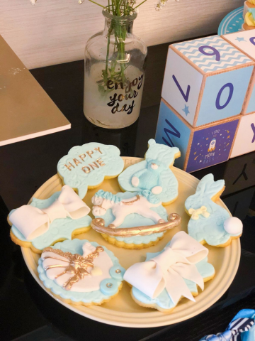 慶祝生日 - mini cupcakes , rice pop 和icing cookies