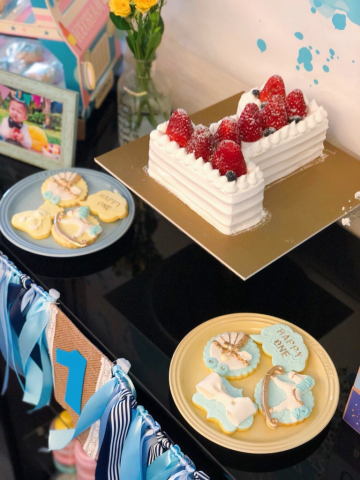 慶祝生日 - mini cupcakes , rice pop 和icing cookies