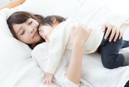 確認睡眠環境是否適合寶寶，空間會否太窄或太熱太冷。