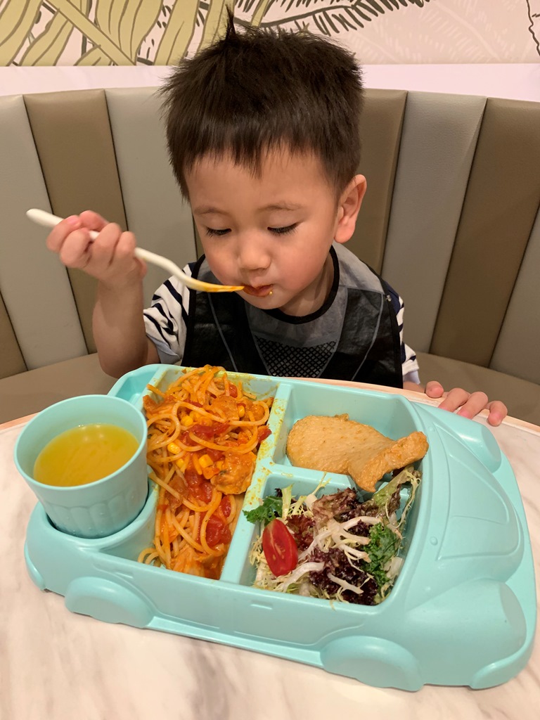 親子餐廳 - 孖吉享受兒童餐中