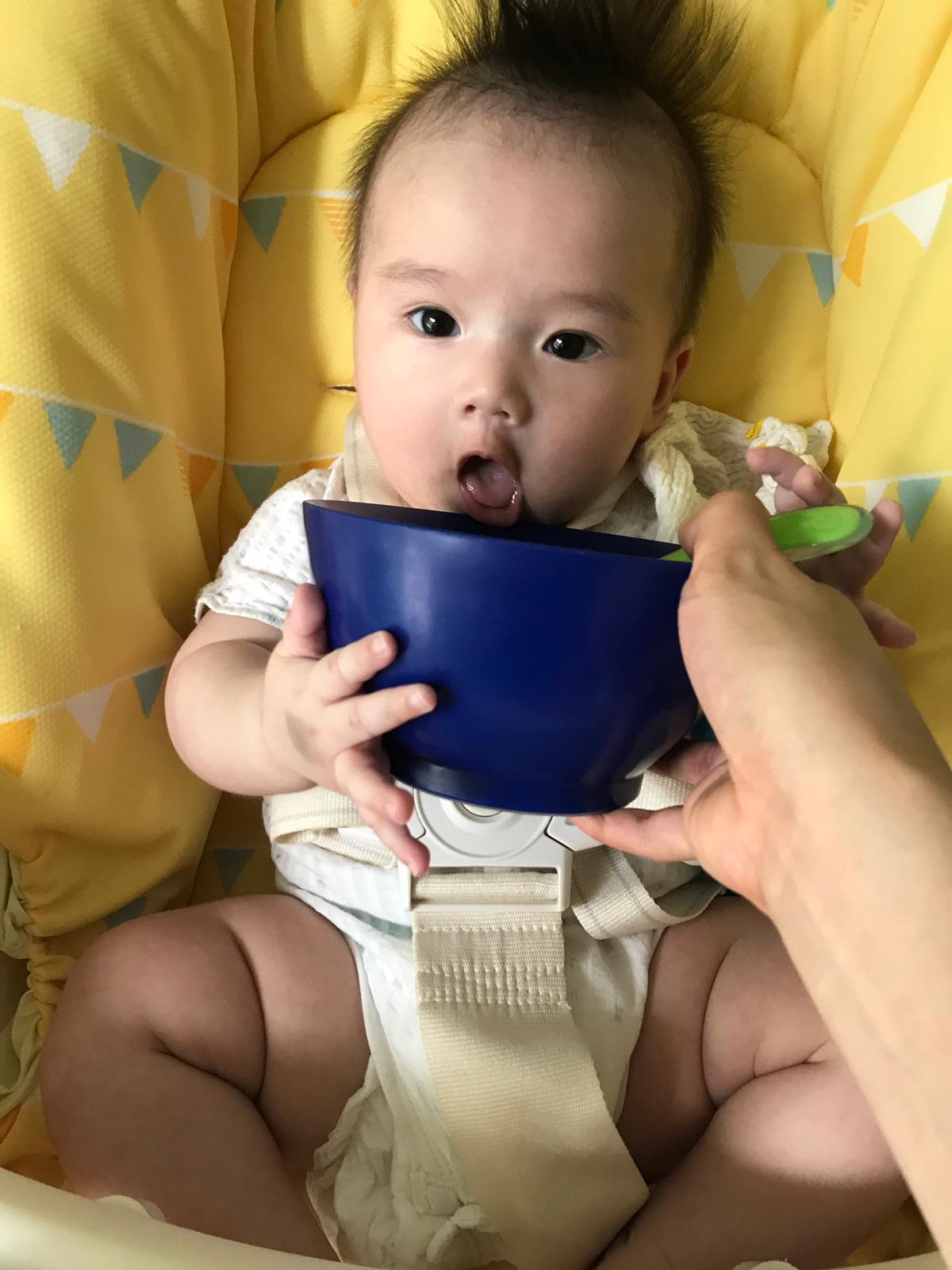 4個半月時寶寶坐得不錯，又開始在大人吃飯時表現得很有興趣
