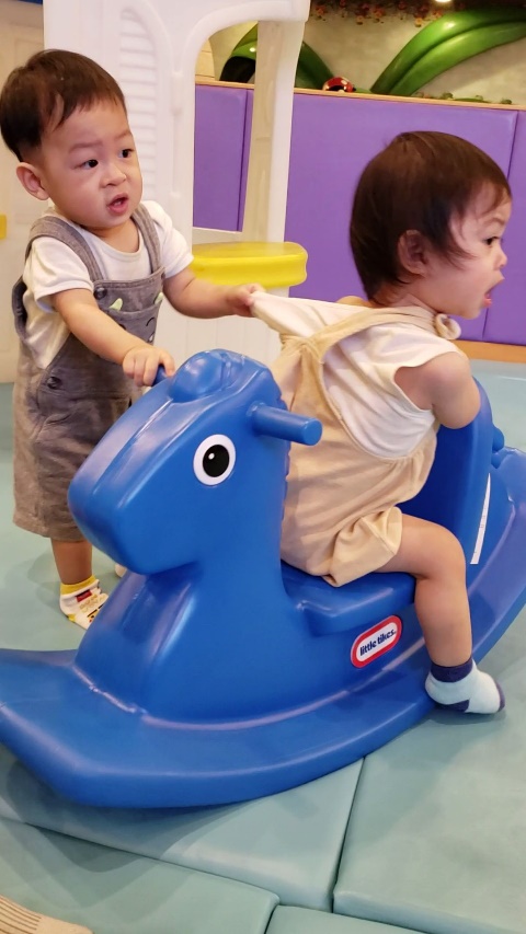 育兒路 - 寶寶會互打對方