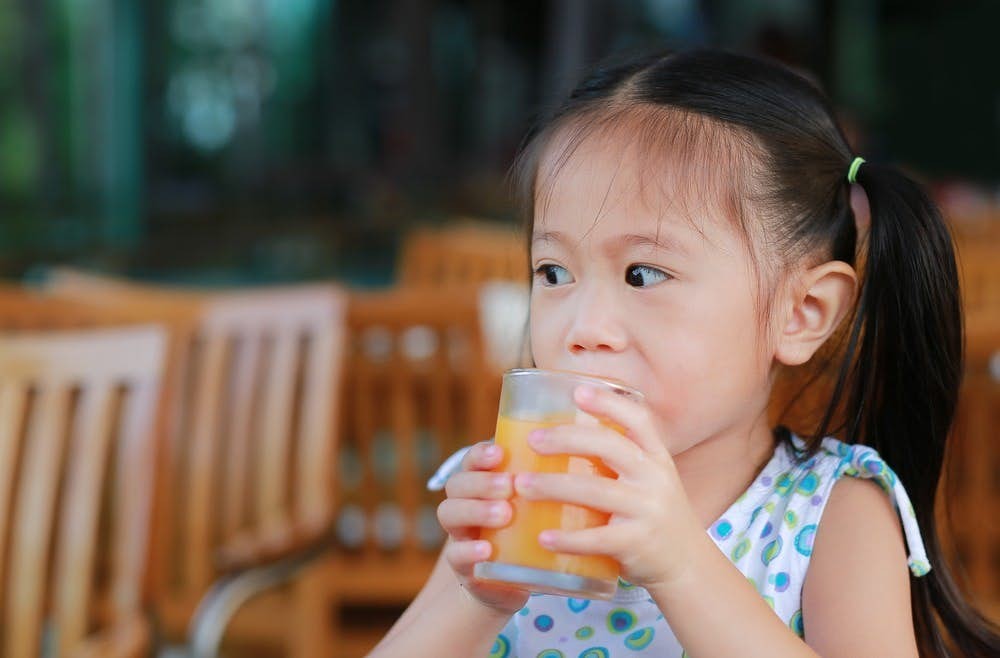 一項研究，給一組3歲及一組8-9歲的兒童，提供含有不同人造色素的飲品