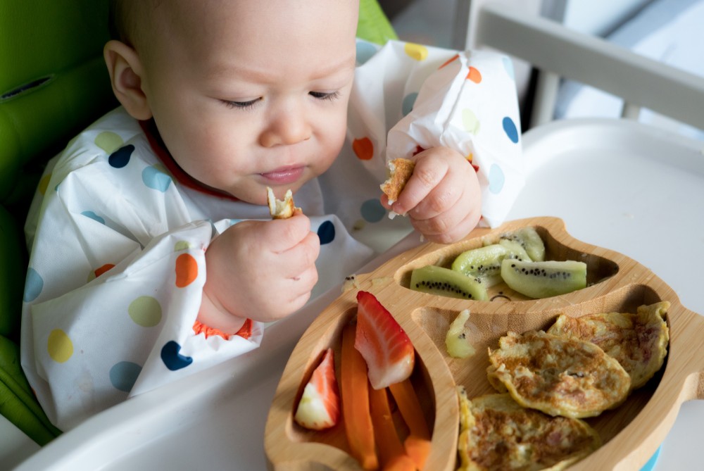 在戒奶嘴期間，家長可以給孩子吃牙仔餅、麵包等