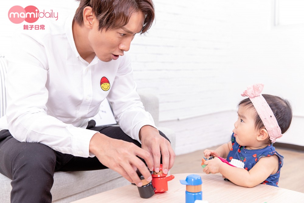 陳柏宇上班前也會陪女兒Abigail玩
