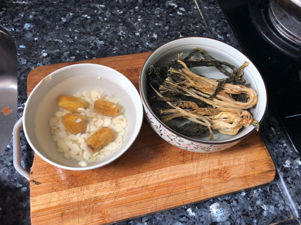 將材料洗淨,菜乾略浸軟備用