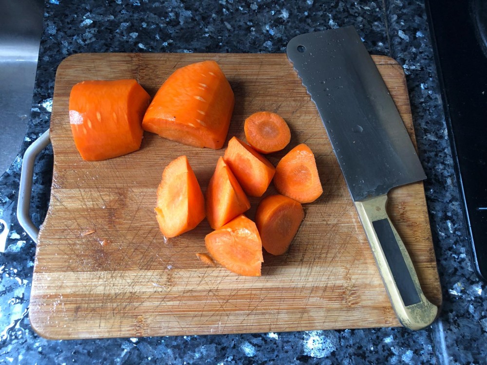 紅蘿蔔切大件，陳腎一開二並輕輕各𠝹兩刀備用