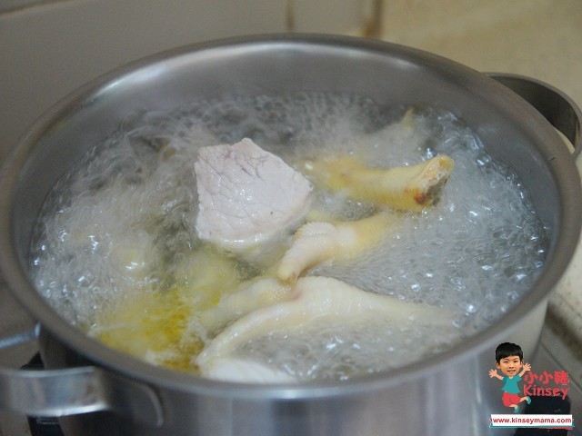 湯水做法:雞腳及瘦肉洗淨汆水~