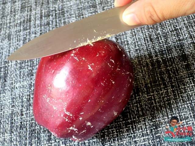 湯水步驟：切蘋果前用刀刮走面嗰一層果蠟