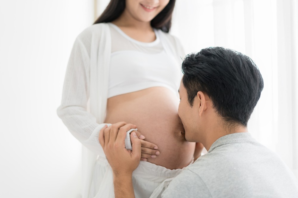 懷孕時應多與胎兒互動溝通，例如撫摸肚皮