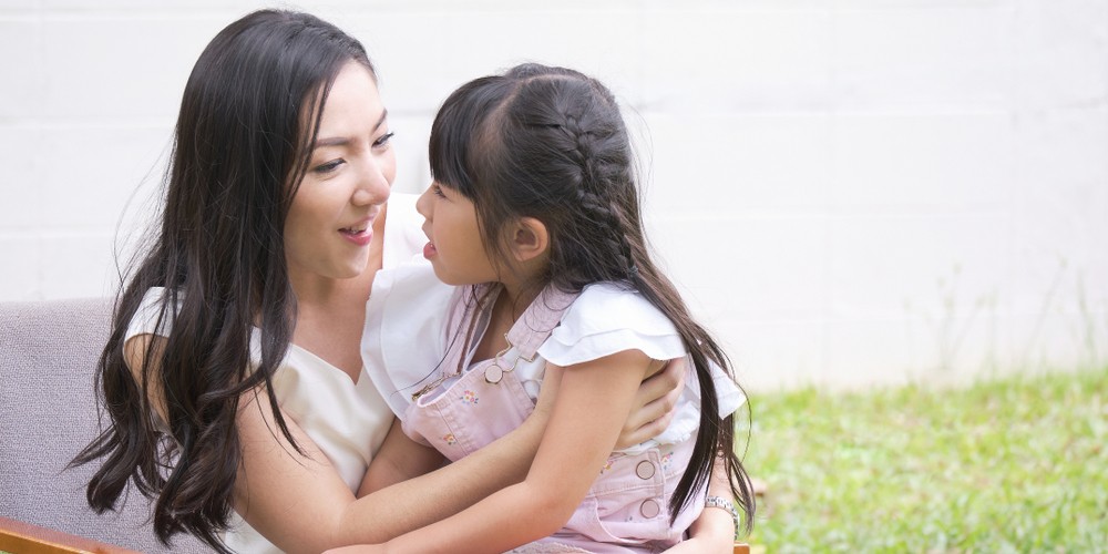 媽媽在安撫女兒,為她解決問題