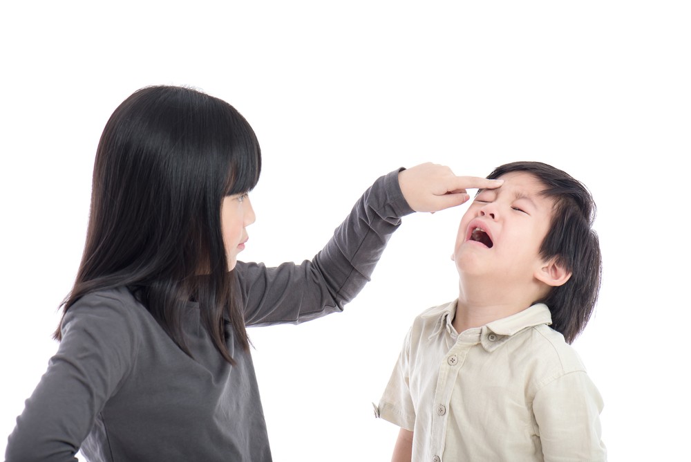 姊弟打架,弟弟哭了