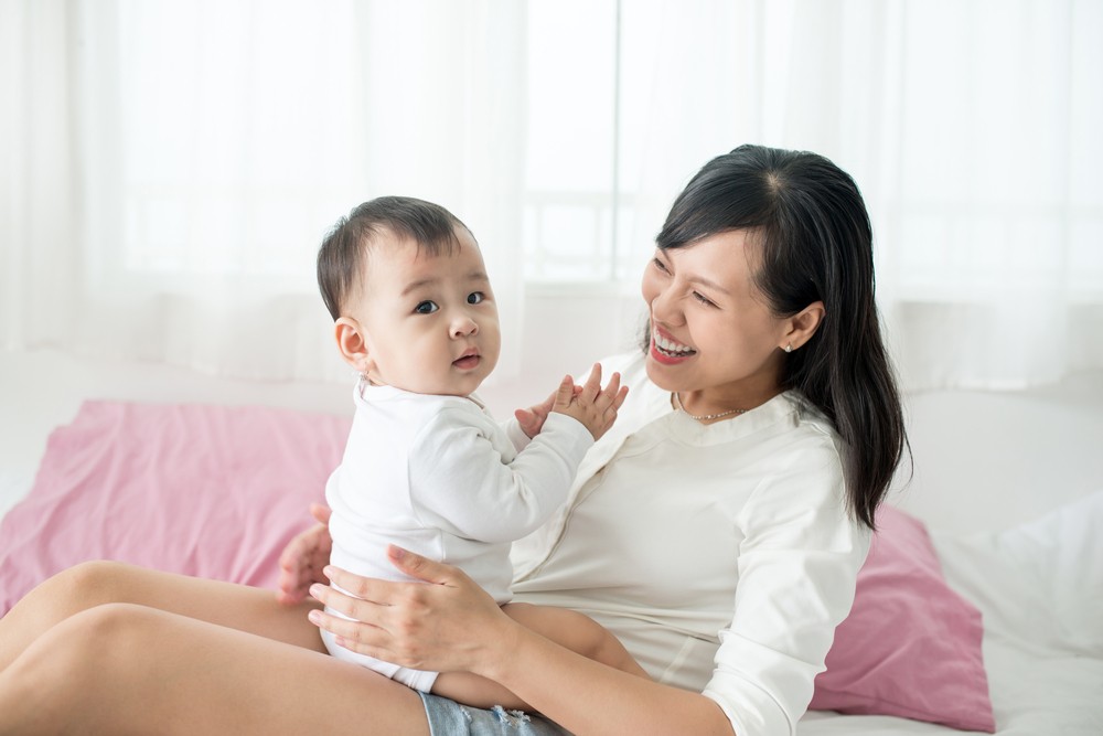 親子遊戲:給予不同質感的東西刺激寶寶的觸覺感官