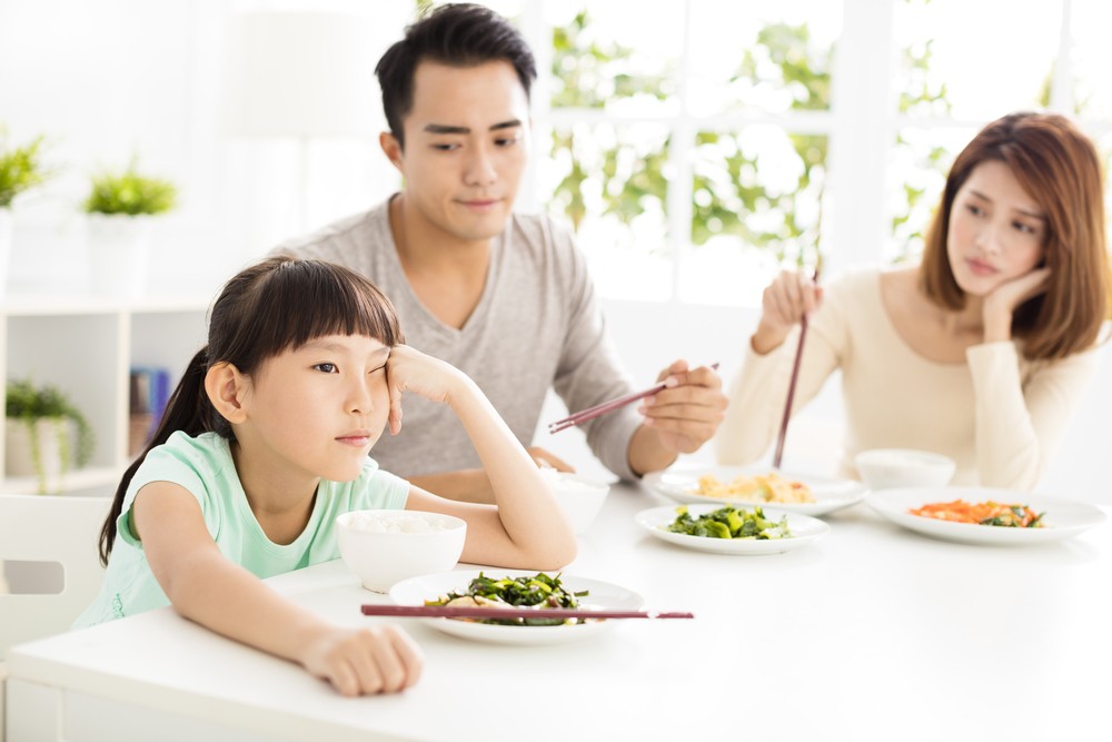 他們主張讓孩子在餐桌上自行進食