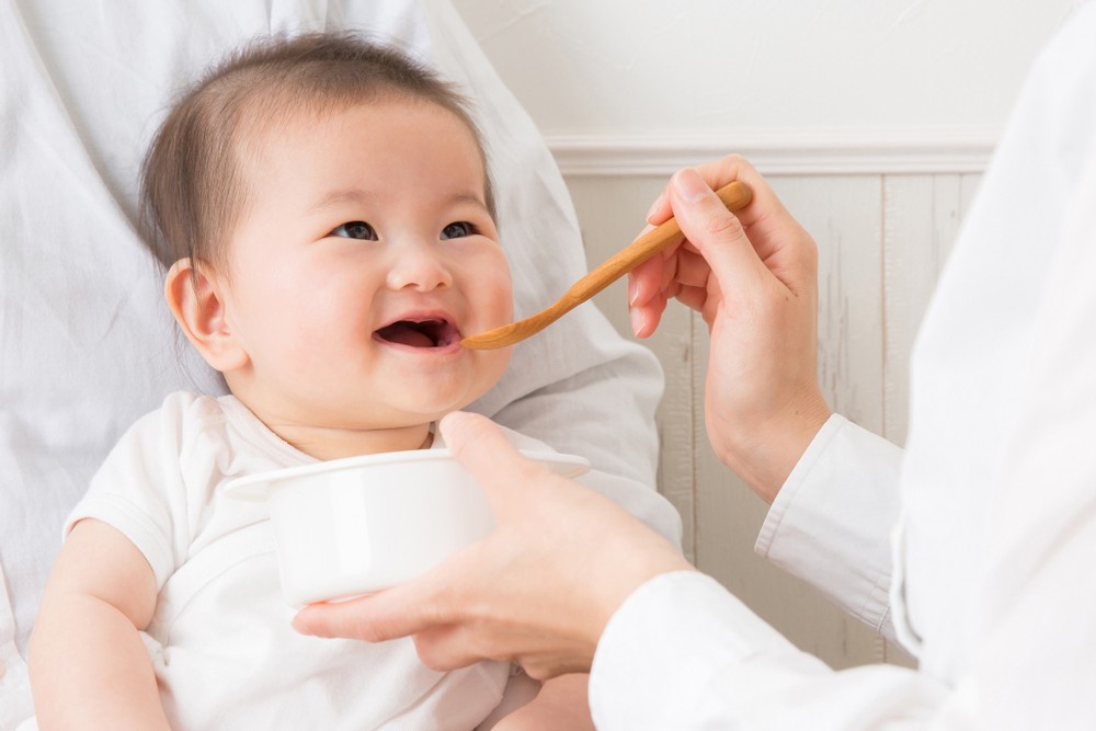 靠椅背坐直、抬高頭或伸手抓物;亦可觀察寶寶對食物的反應