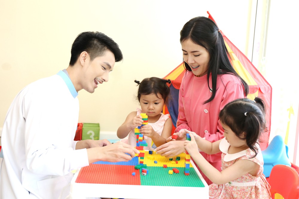 親子溝通：寶寶在玩積木，家長可以和他們一邊玩，一邊在旁告訴他們不同積木的顏色和形狀