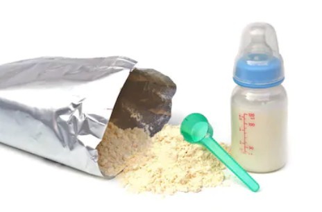 挑選奶粉時,新手爸媽還要注意奶粉的質感