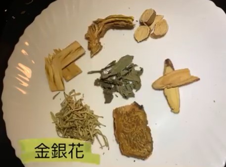 金銀花具有清熱解毒,疏散風熱的效果,特別是皮膚表面的熱
