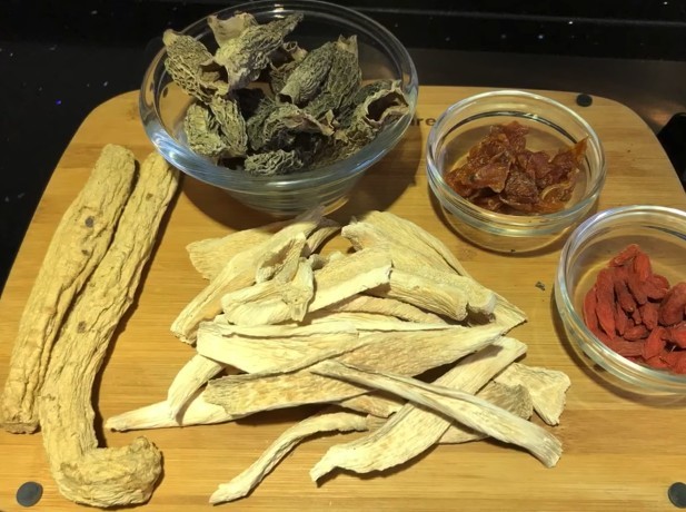 羊肚菌 5錢 鵪? 2隻 螺頭1塊 淮山3錢 黨參2條 杞子1錢