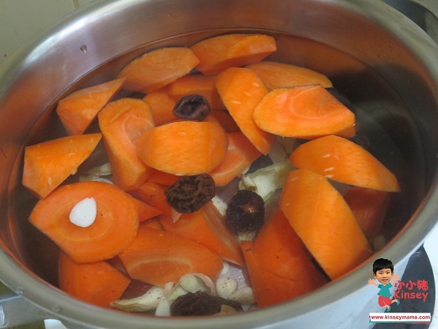 湯水分享：將所有材料及1.5L水加入煲內~ 