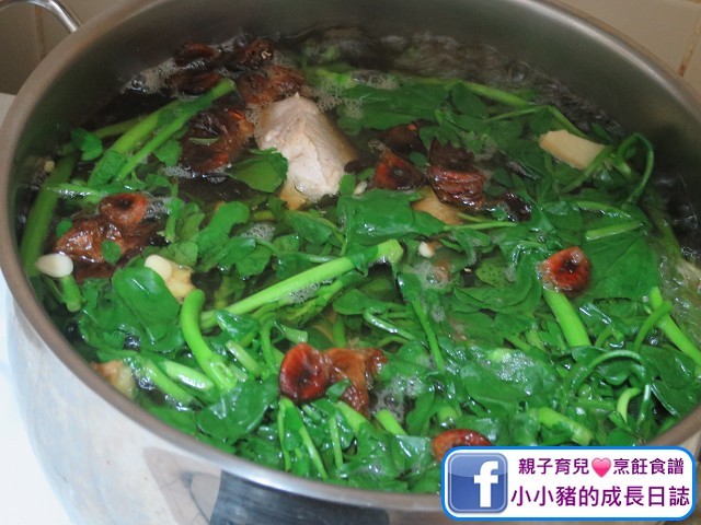 湯水分享：待水滾後加入所有材料，一定要大滾先好加人西洋菜，如果唔係煲出嚟嘅湯就帶點甘苦味呀~