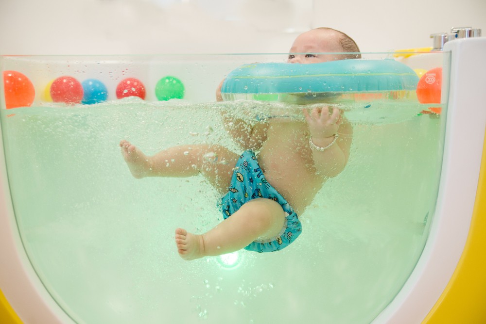 家長要依照寶寶的年齡、體重幫選擇合適游泳頸圈