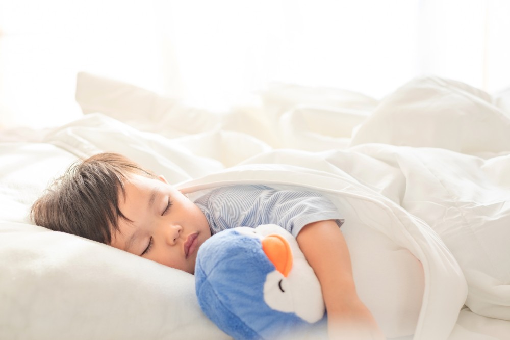 父母可以讓孩子在睡覺前先一下較硬的蔬果