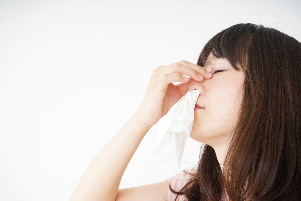 流鼻血的時候，會把頭抑後、用手按著鼻子上方鼻樑的位置，或是用紙巾塞住鼻孔