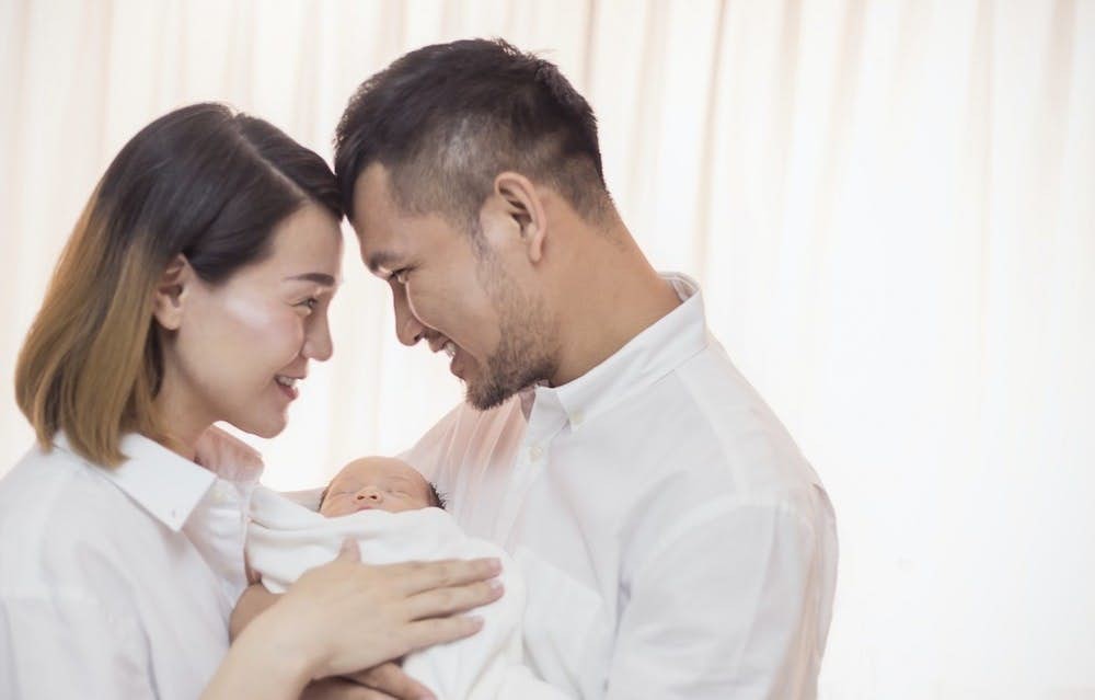 人妻查看丈夫和自己的族譜,確定彼此是遠房親戚。
