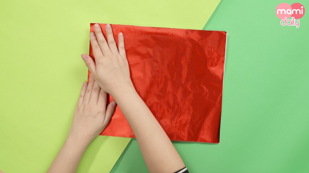 將紅色畫紙貼在白色畫紙上