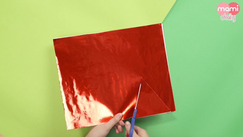 在背面畫上三角形,然後順著剪出