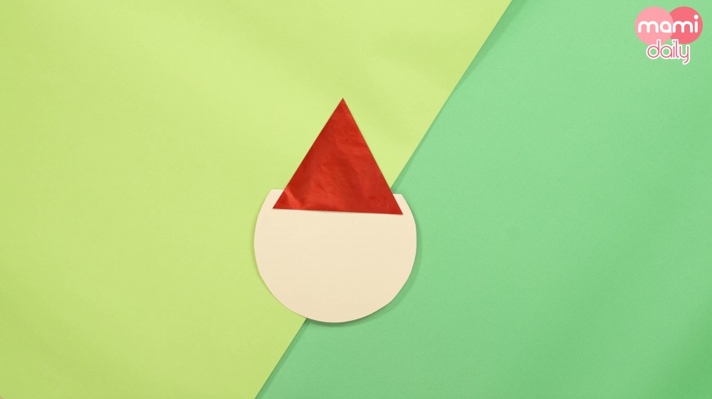 將紅色三角形貼上頭頂