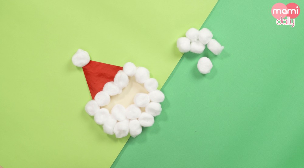 圍著半圓塗上白膠漿,把棉花球貼上