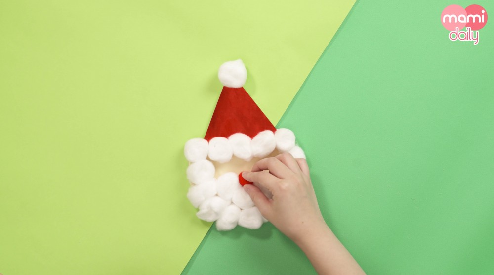 將紅色絨毛球貼在正中間