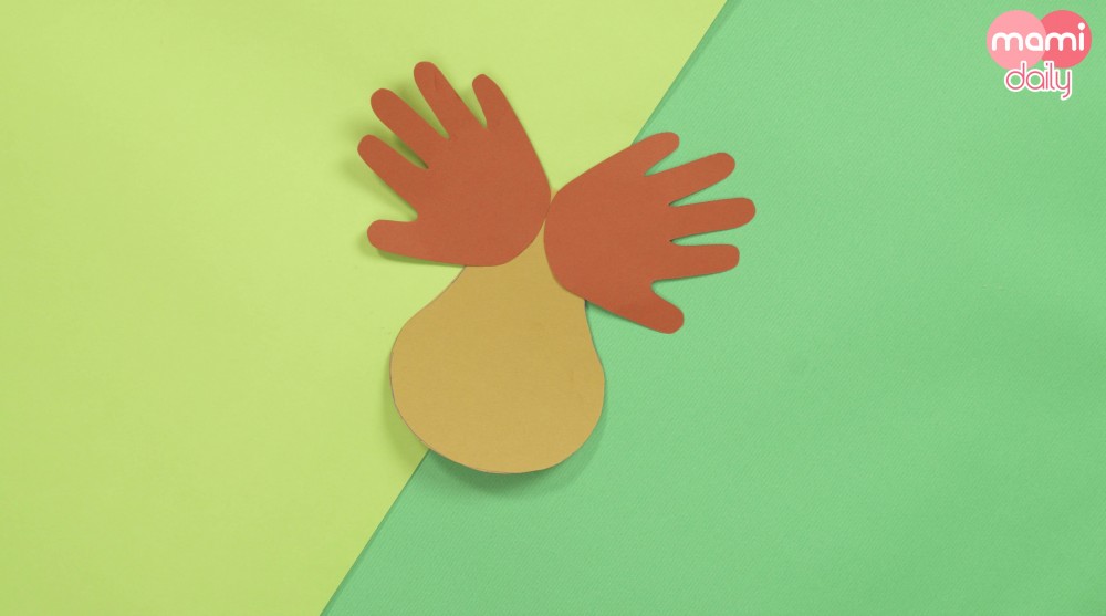 將剪下來的手部,貼在啤梨的上方作鹿角