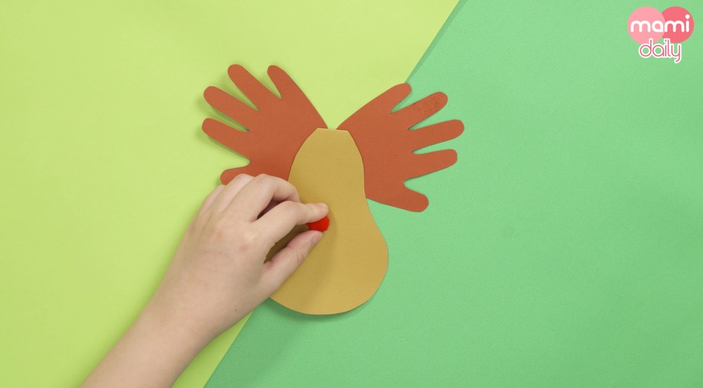 然後在正中間貼上紅色絨毛球