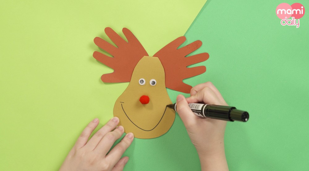 用黑色筆畫上嘴巴