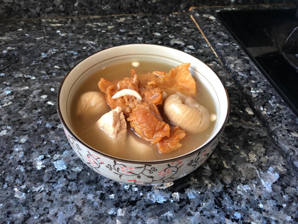 凍水下陳皮。煮沸水,先放入豬肉,當水再煮沸後,先後放入鱷魚肉、川貝、無花果、百合