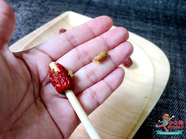 湯水分享:紅棗洗乾淨後去核。其實在一個好簡單方法就可以去核,就係用先拎住一粒棗,然後將筷子由頂部開始,慢慢用少少力咁穿過去,就可以好輕鬆咁去核啦~~