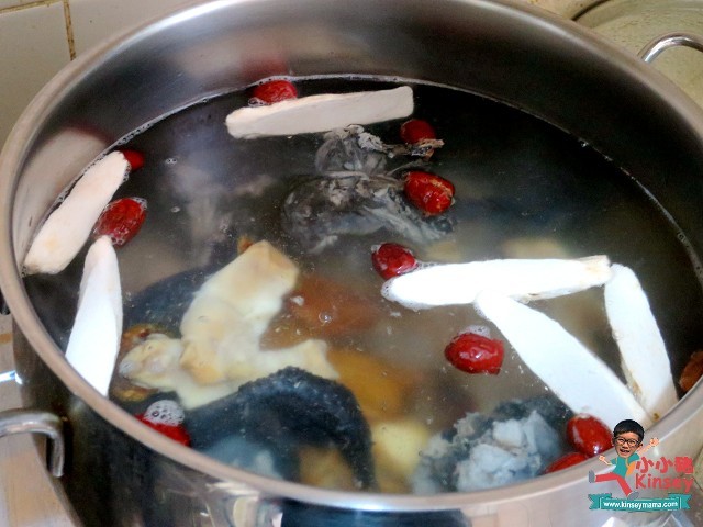 湯水分享:煲內放3L水,待水滾後加入所有材料~