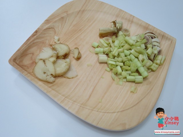 湯水分享:香茅拍扁後再切片;南姜切片~