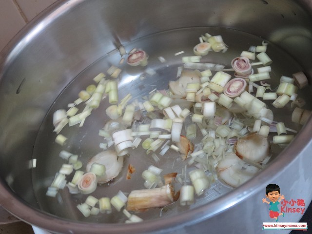 湯水分享:將所有材料(椰糖除外)及1L水加入煲內~