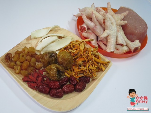 湯水分享:蟲草花一両、淮山一両、圓肉約二十粒、杞子一湯匙、紅棗六粒、雞腳十隻、瘦肉$20及蜜棗三粒~