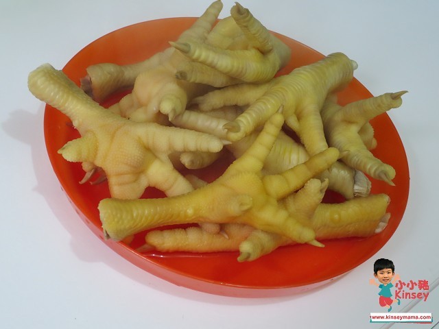 湯水分享:雞腳洗淨汆水,記得啲腳趾唔好剪,因為一剪左就會係煲湯過程漏左啲雞油出嚟,咁成煲湯就一定會好油淋淋啦~